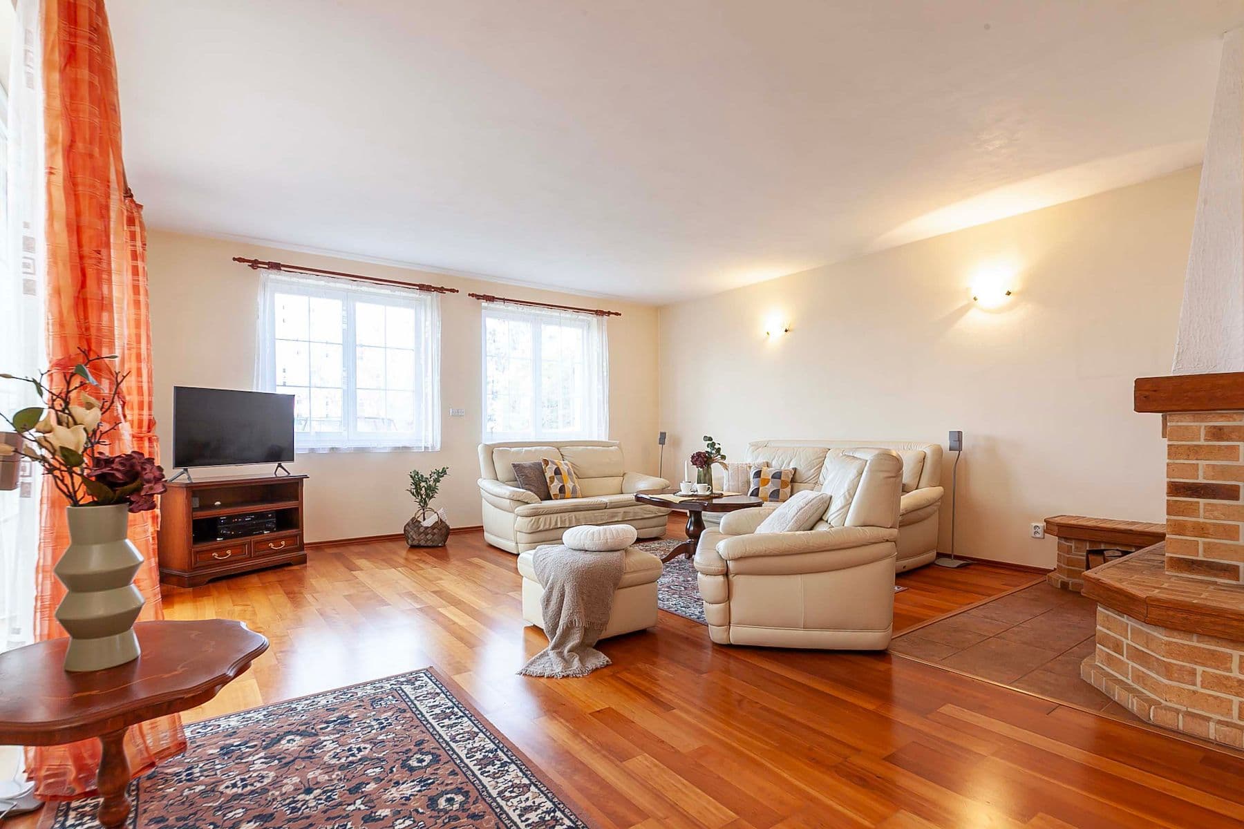 Predaj domu 348 m², pozemek 1.135 m², Sulice, Středočeský kraj Predaj domu 348 m², pozemek 1.135 m², Sulice, Středočeský kraj