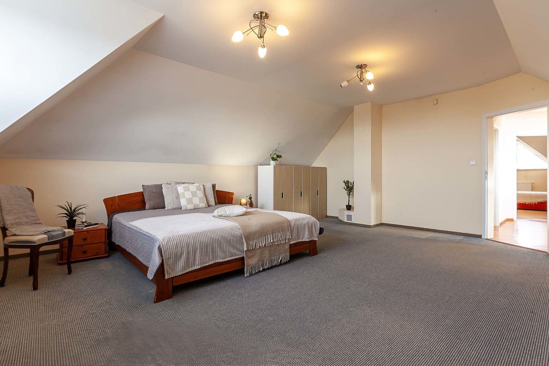 Predaj domu 348 m², pozemek 1.135 m², Sulice, Středočeský kraj Predaj domu 348 m², pozemek 1.135 m², Sulice, Středočeský kraj