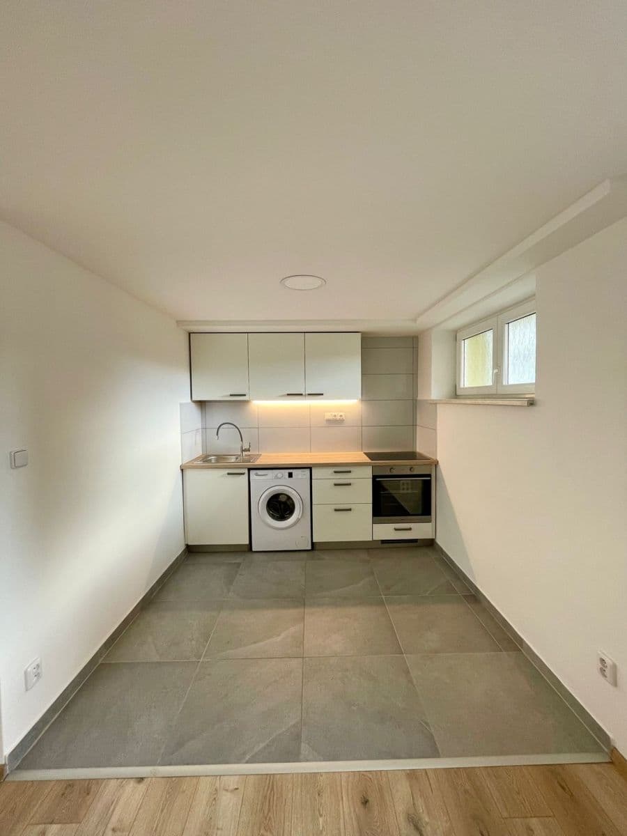 Prenájom bytu 1-izbový 30 m², náměstí Svaté Hedviky, Opava, Moravskoslezský kraj Prenájom bytu 1-izbový 30 m², náměstí Svaté Hedviky, Opava, Moravskoslezský kraj