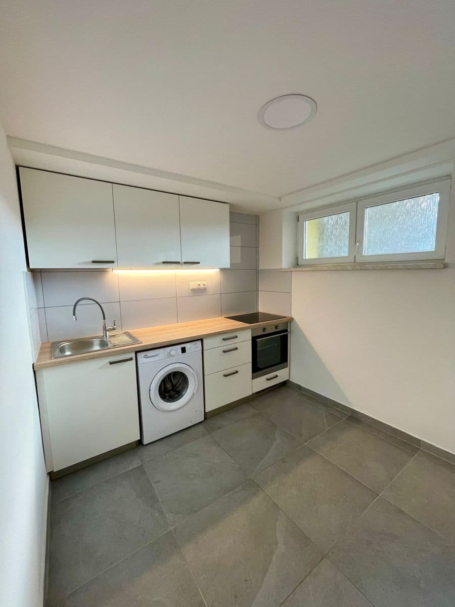 Prenájom bytu 1-izbový 30 m², náměstí Svaté Hedviky, Opava, Moravskoslezský kraj Prenájom bytu 1-izbový 30 m², náměstí Svaté Hedviky, Opava, Moravskoslezský kraj