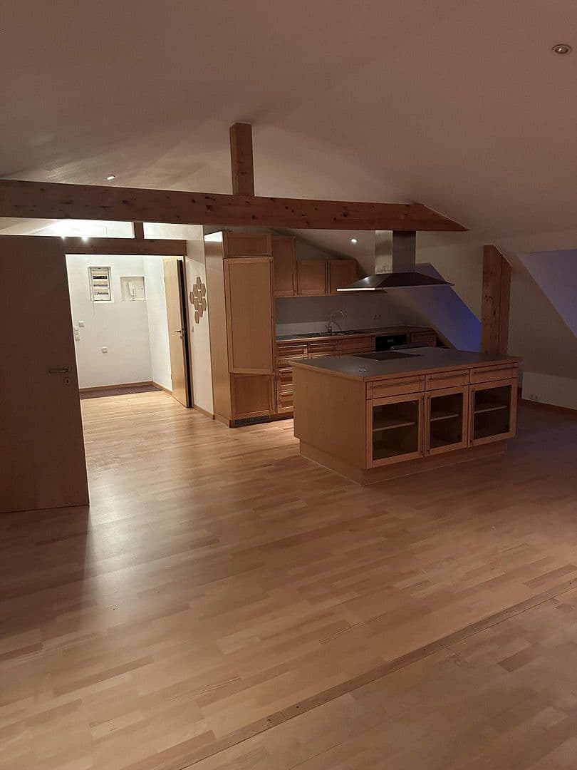 Prenájom bytu 4-izbový 125 m², Vilsbiburg, Bavorsko Prenájom bytu 4-izbový 125 m², Vilsbiburg, Bavorsko