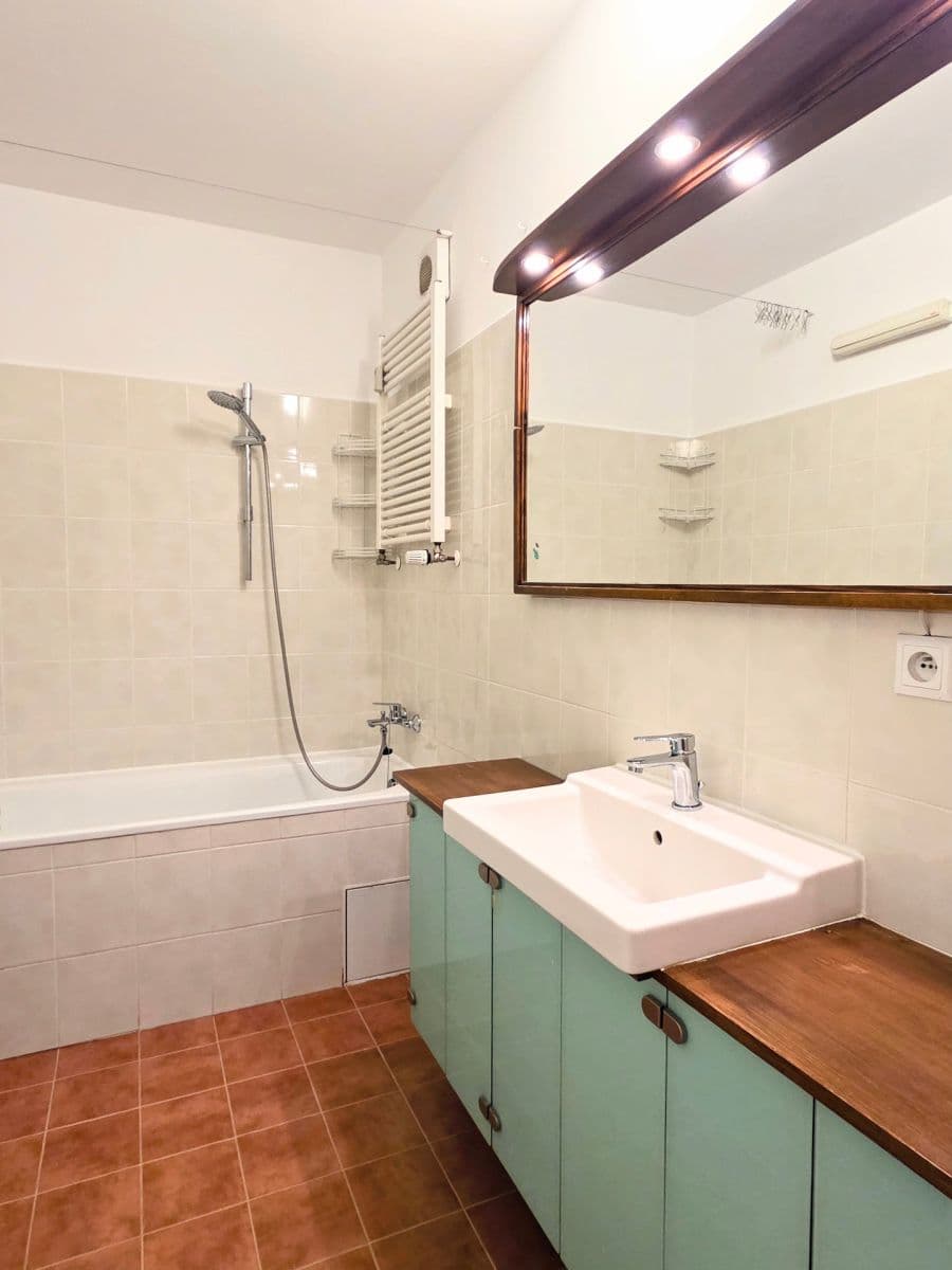 Prenájom bytu 3-izbový 75 m², Kloboučnická, Praha, Praha Prenájom bytu 3-izbový 75 m², Kloboučnická, Praha, Praha