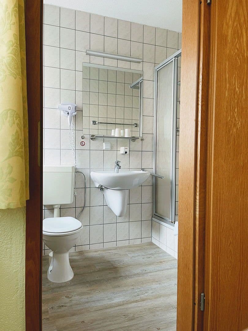 Predaj domu 1.040 m², pozemek 1.400 m², Hauptstraße 50, Bad Langensalza, Durínsko Predaj domu 1.040 m², pozemek 1.400 m², Hauptstraße 50, Bad Langensalza, Durínsko