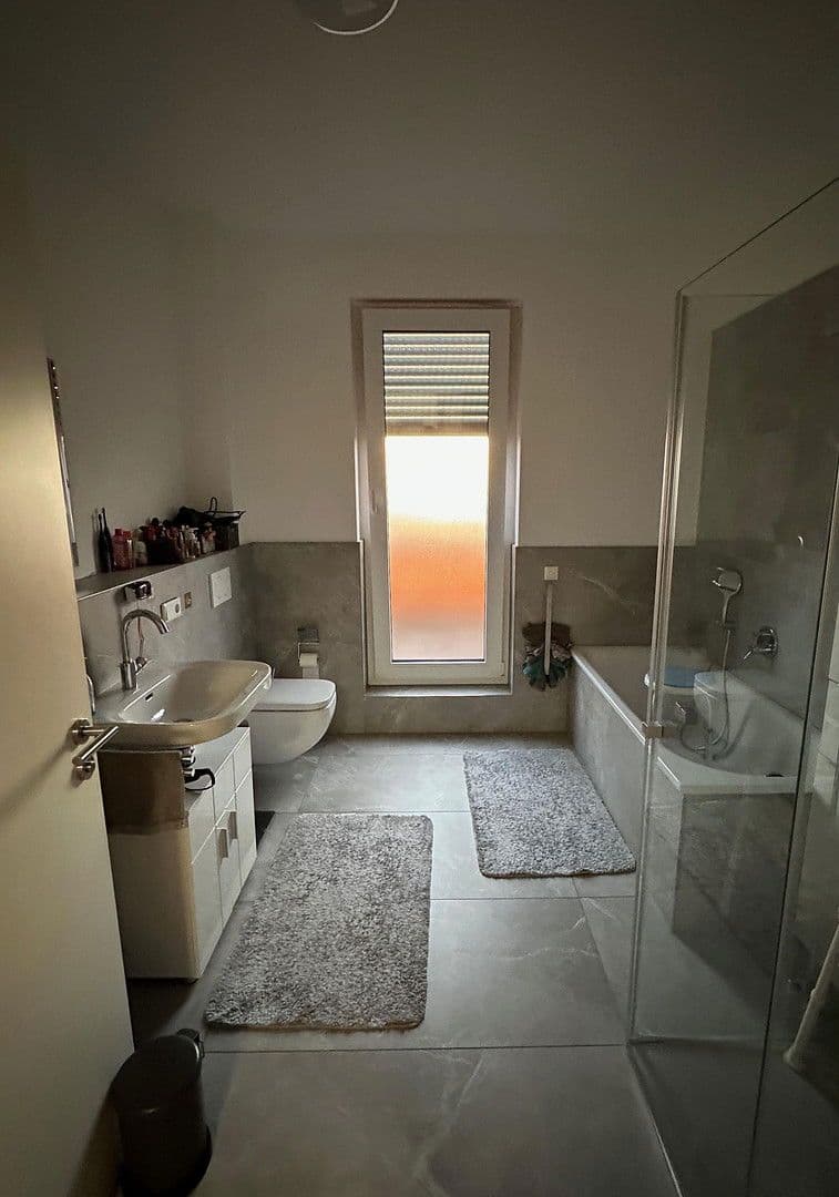 Prenájom bytu 4-izbový 132 m², Prinz-Ferdiand-Str. 144, Krefeld, Severné Porýnie - Westfálsko Prenájom bytu 4-izbový 132 m², Prinz-Ferdiand-Str. 144, Krefeld, Severné Porýnie - Westfálsko