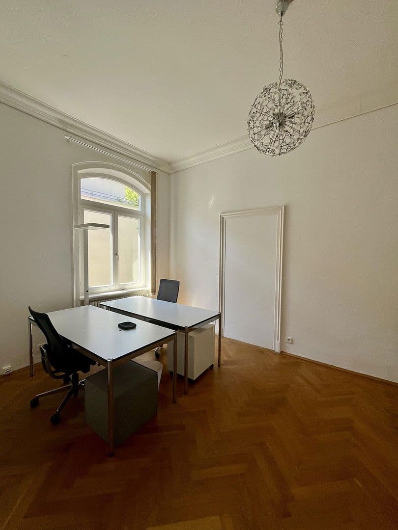 Prenájom kancelárie 19 m², Stuttgart, Bádensko-Wurttembersko Prenájom kancelárie 19 m², Stuttgart, Bádensko-Wurttembersko
