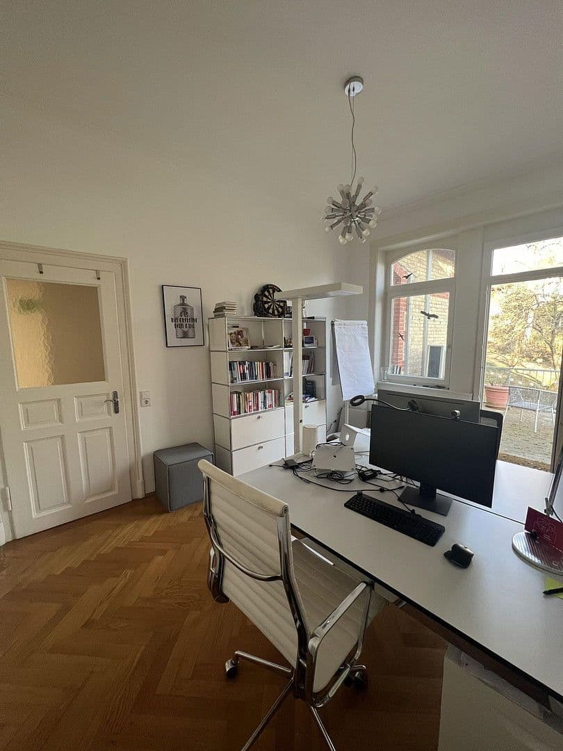 Prenájom kancelárie 21 m², Stuttgart, Bádensko-Wurttembersko Prenájom kancelárie 21 m², Stuttgart, Bádensko-Wurttembersko