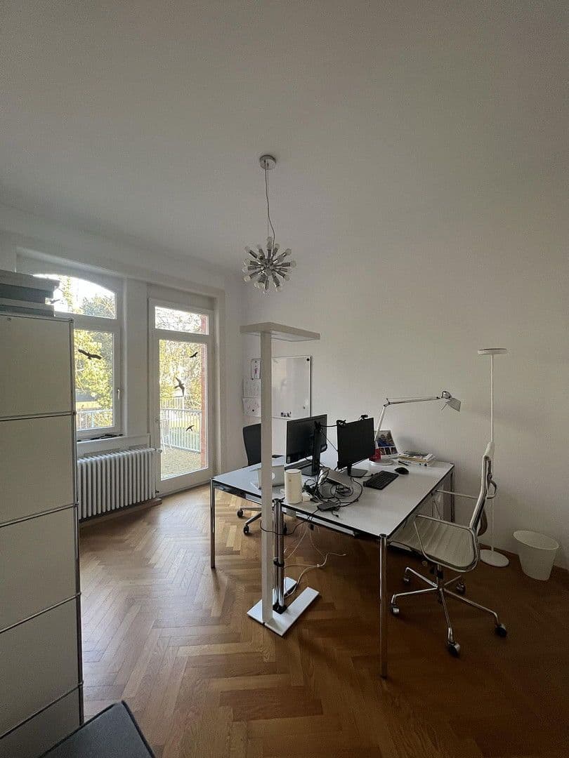 Prenájom kancelárie 21 m², Stuttgart, Bádensko-Wurttembersko Prenájom kancelárie 21 m², Stuttgart, Bádensko-Wurttembersko