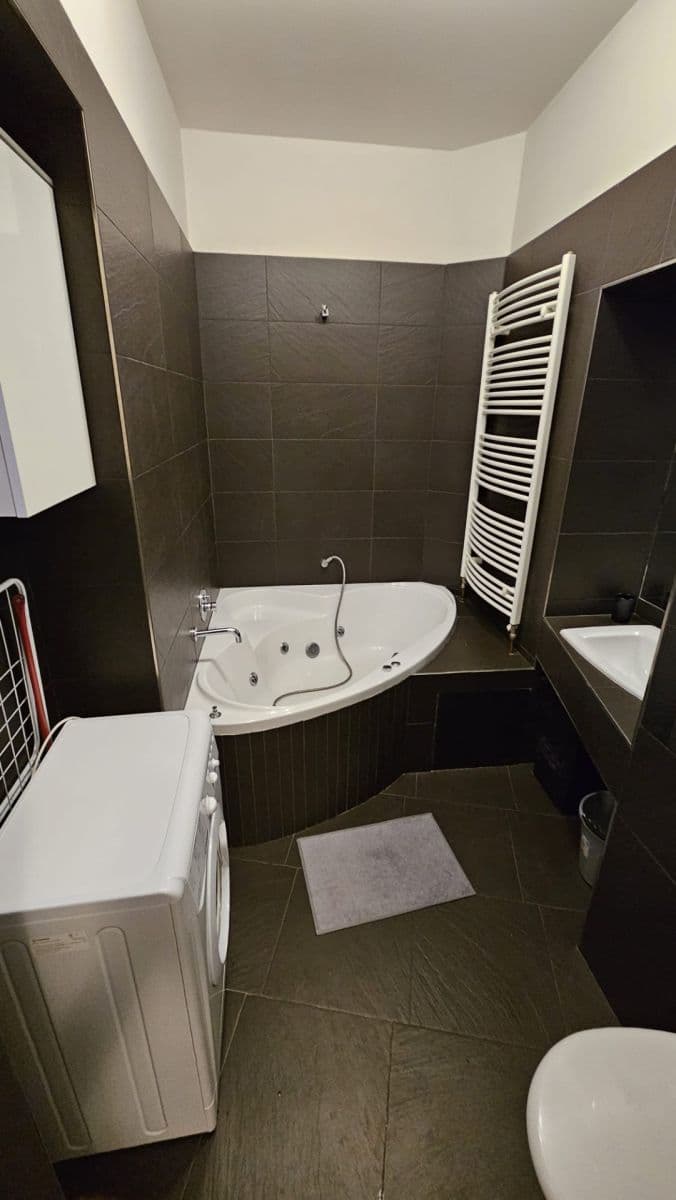 Prenájom bytu 2-izbový 39 m², Biskupcova, Praha, Praha Prenájom bytu 2-izbový 39 m², Biskupcova, Praha, Praha