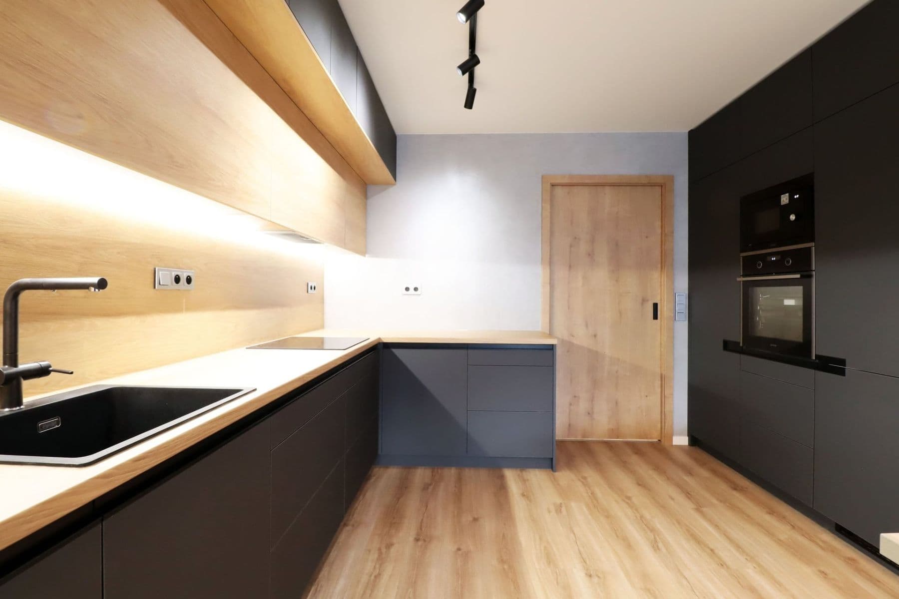 Prenájom bytu 4-izbový 82 m², Hněvkovského, Praha, Praha Prenájom bytu 4-izbový 82 m², Hněvkovského, Praha, Praha