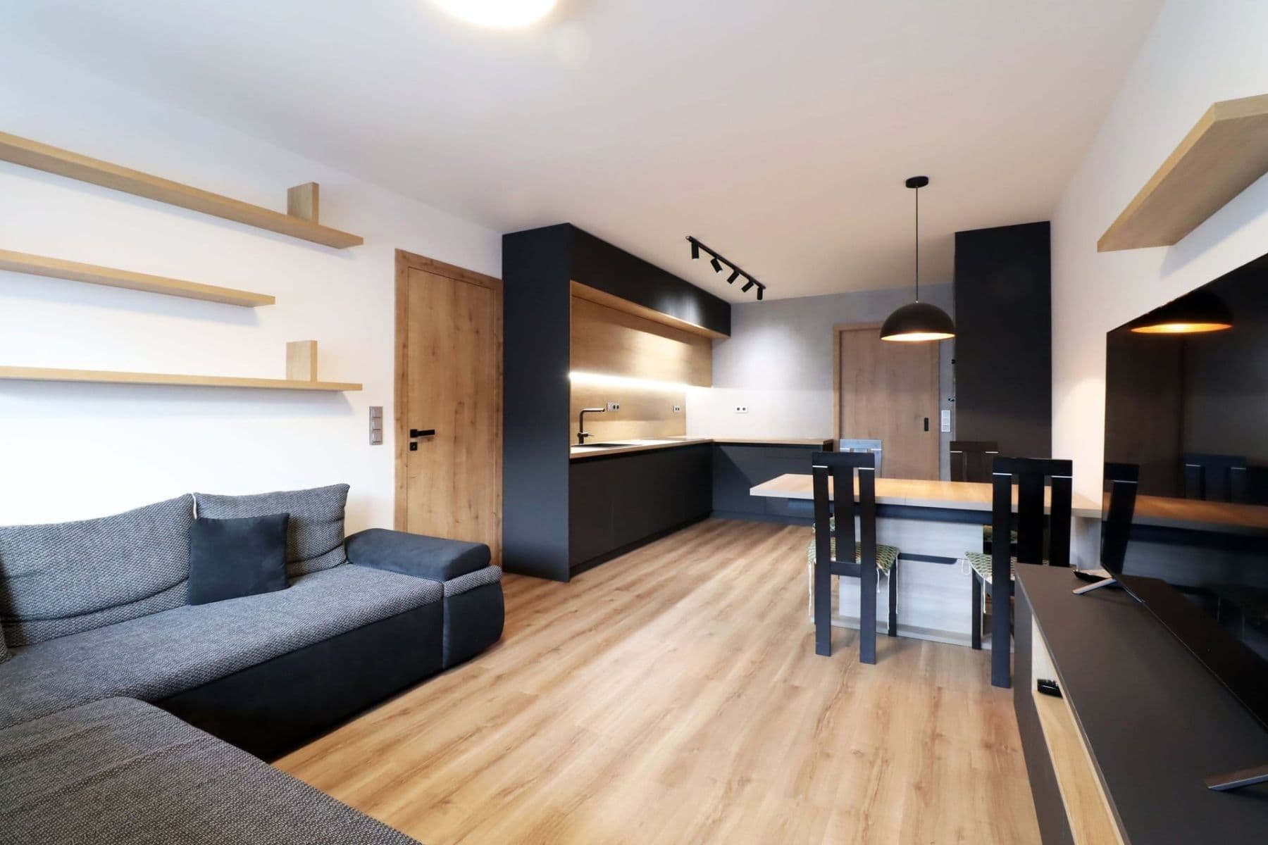 Prenájom bytu 4-izbový 82 m², Hněvkovského, Praha, Praha Prenájom bytu 4-izbový 82 m², Hněvkovského, Praha, Praha