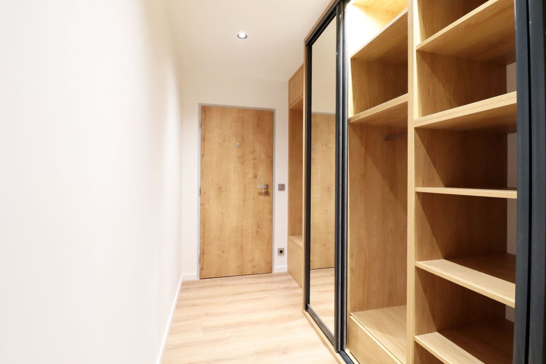 Prenájom bytu 4-izbový 82 m², Hněvkovského, Praha, Praha Prenájom bytu 4-izbový 82 m², Hněvkovského, Praha, Praha