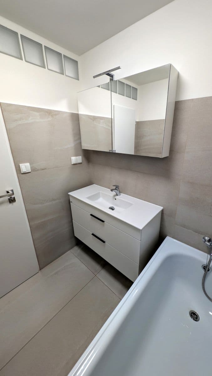 Prenájom bytu 4-izbový 107 m², Chalabalova, Praha, Praha Prenájom bytu 4-izbový 107 m², Chalabalova, Praha, Praha