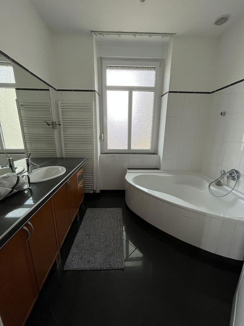 Prenájom bytu 5-izbový 150 m², Wupperstr. 101, Solingen, Severné Porýnie - Westfálsko Prenájom bytu 5-izbový 150 m², Wupperstr. 101, Solingen, Severné Porýnie - Westfálsko