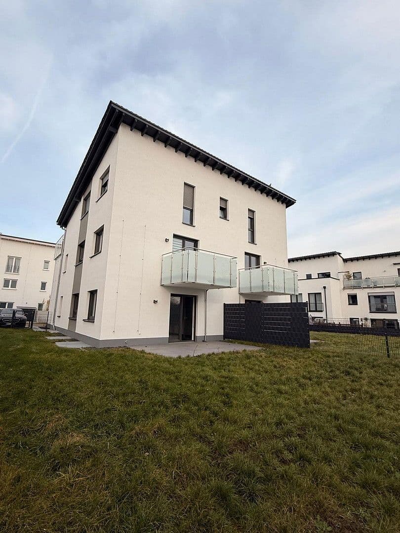 Prenájom bytu 6-izbový 212 m², Pfarrer-Kaspar-Walter-Straße 28, Offenbach am Main, Hesensko Prenájom bytu 6-izbový 212 m², Pfarrer-Kaspar-Walter-Straße 28, Offenbach am Main, Hesensko