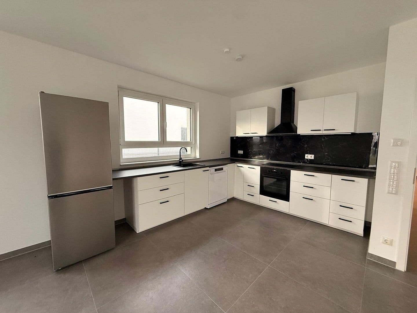 Prenájom bytu 6-izbový 212 m², Pfarrer-Kaspar-Walter-Straße 28, Offenbach am Main, Hesensko Prenájom bytu 6-izbový 212 m², Pfarrer-Kaspar-Walter-Straße 28, Offenbach am Main, Hesensko