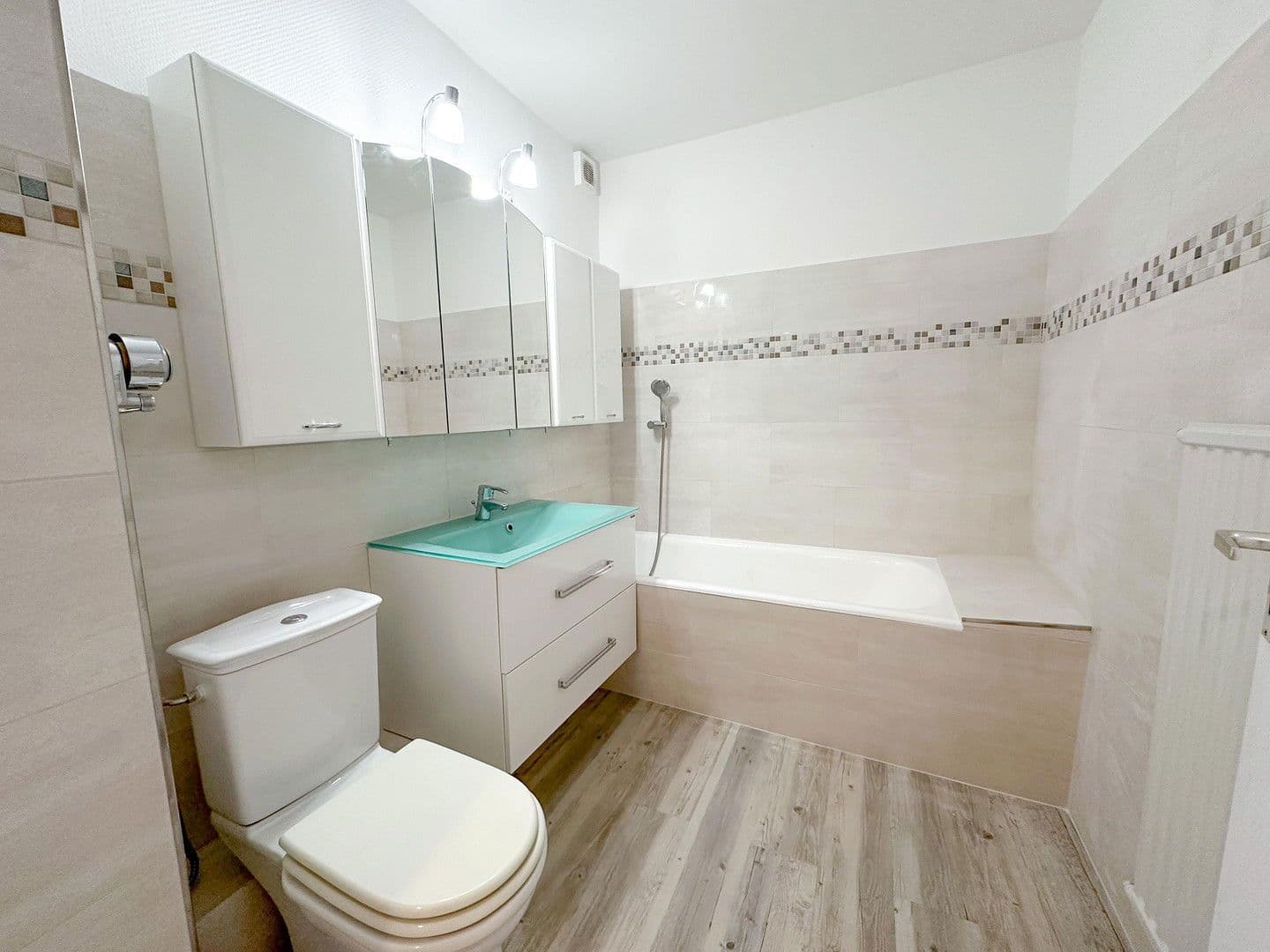 Prenájom bytu 1-izbový 54 m², Hans-Schulten-Straße 12, Köln, Severné Porýnie - Westfálsko Prenájom bytu 1-izbový 54 m², Hans-Schulten-Straße 12, Köln, Severné Porýnie - Westfálsko