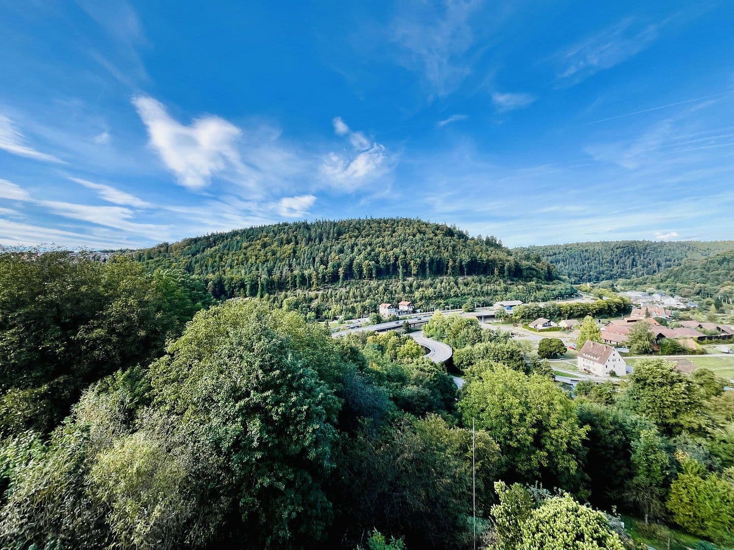 Predaj domu 146 m², pozemek 1.550 m², Neuenbürg, Bádensko-Wurttembersko Predaj domu 146 m², pozemek 1.550 m², Neuenbürg, Bádensko-Wurttembersko