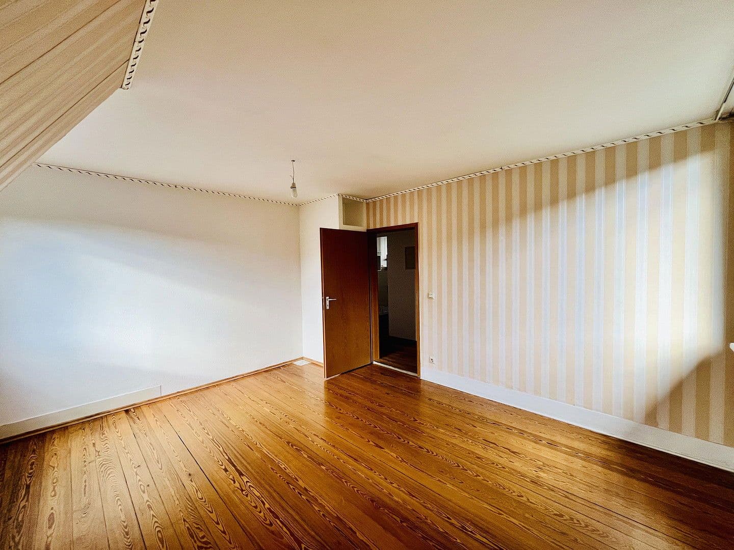 Predaj domu 146 m², pozemek 1.550 m², Neuenbürg, Bádensko-Wurttembersko Predaj domu 146 m², pozemek 1.550 m², Neuenbürg, Bádensko-Wurttembersko