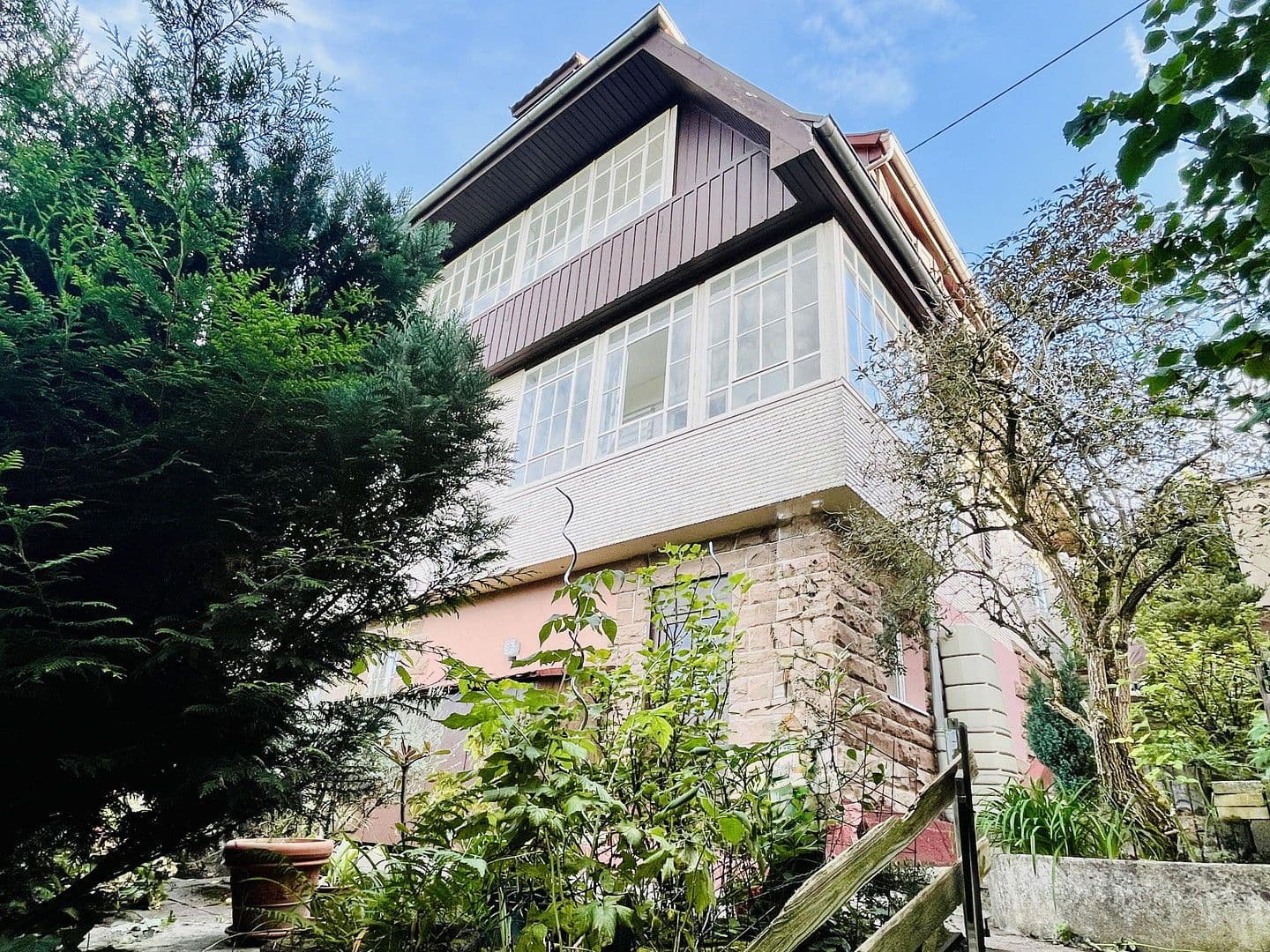 Predaj domu 146 m², pozemek 1.550 m², Neuenbürg, Bádensko-Wurttembersko Predaj domu 146 m², pozemek 1.550 m², Neuenbürg, Bádensko-Wurttembersko