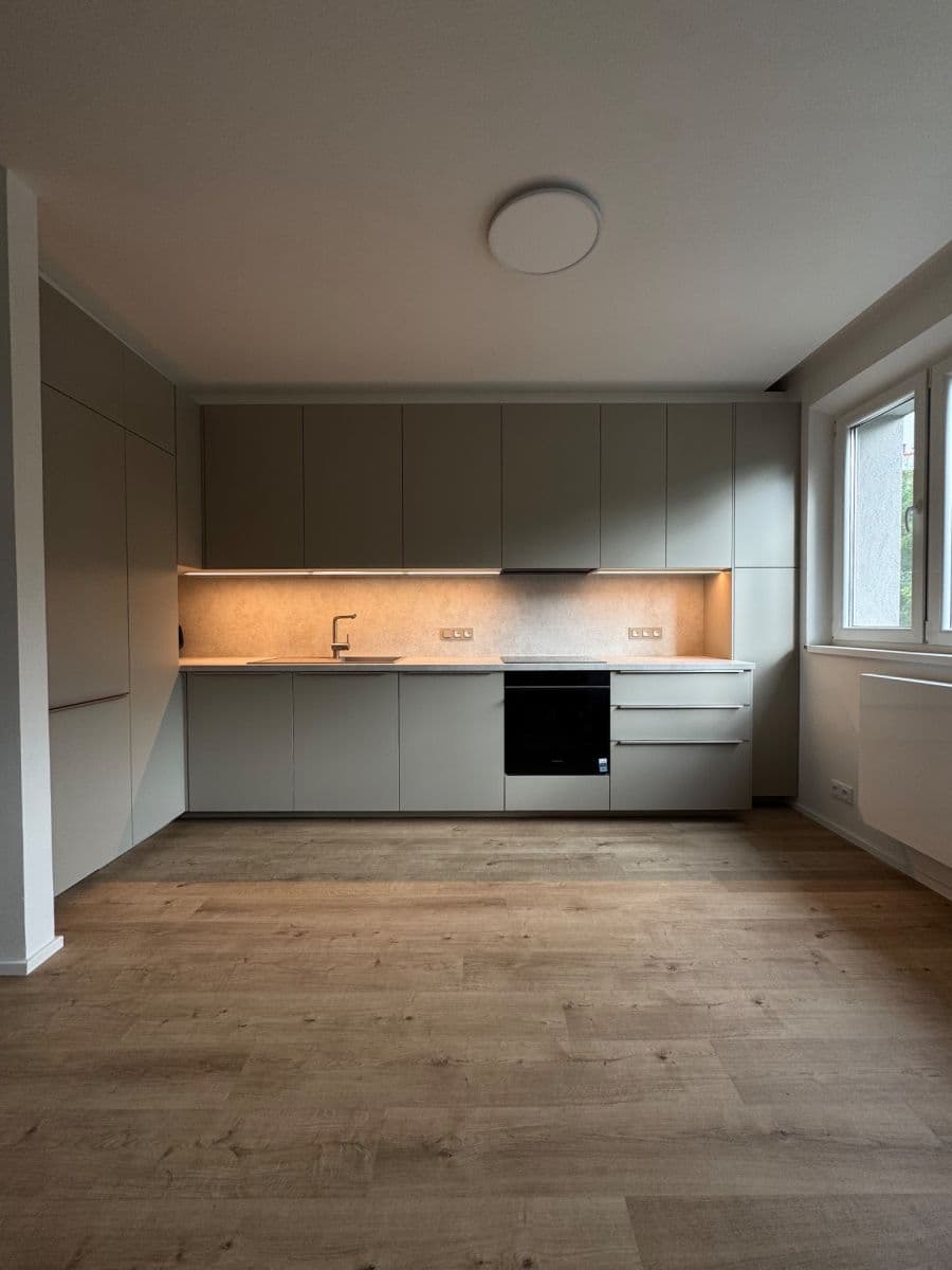 Prenájom bytu 2-izbový 42 m², Osadní, Praha, Praha Prenájom bytu 2-izbový 42 m², Osadní, Praha, Praha