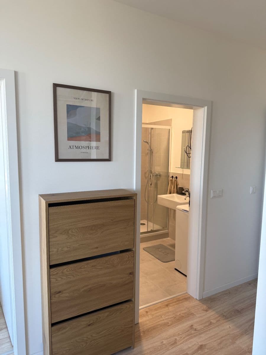 Prenájom bytu 2-izbový 44 m², Labutia, Petržalka, Bratislavský kraj Prenájom bytu 2-izbový 44 m², Labutia, Petržalka, Bratislavský kraj