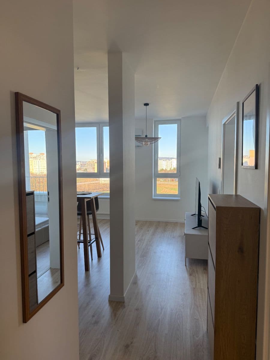 Prenájom bytu 2-izbový 44 m², Labutia, Petržalka, Bratislavský kraj Prenájom bytu 2-izbový 44 m², Labutia, Petržalka, Bratislavský kraj