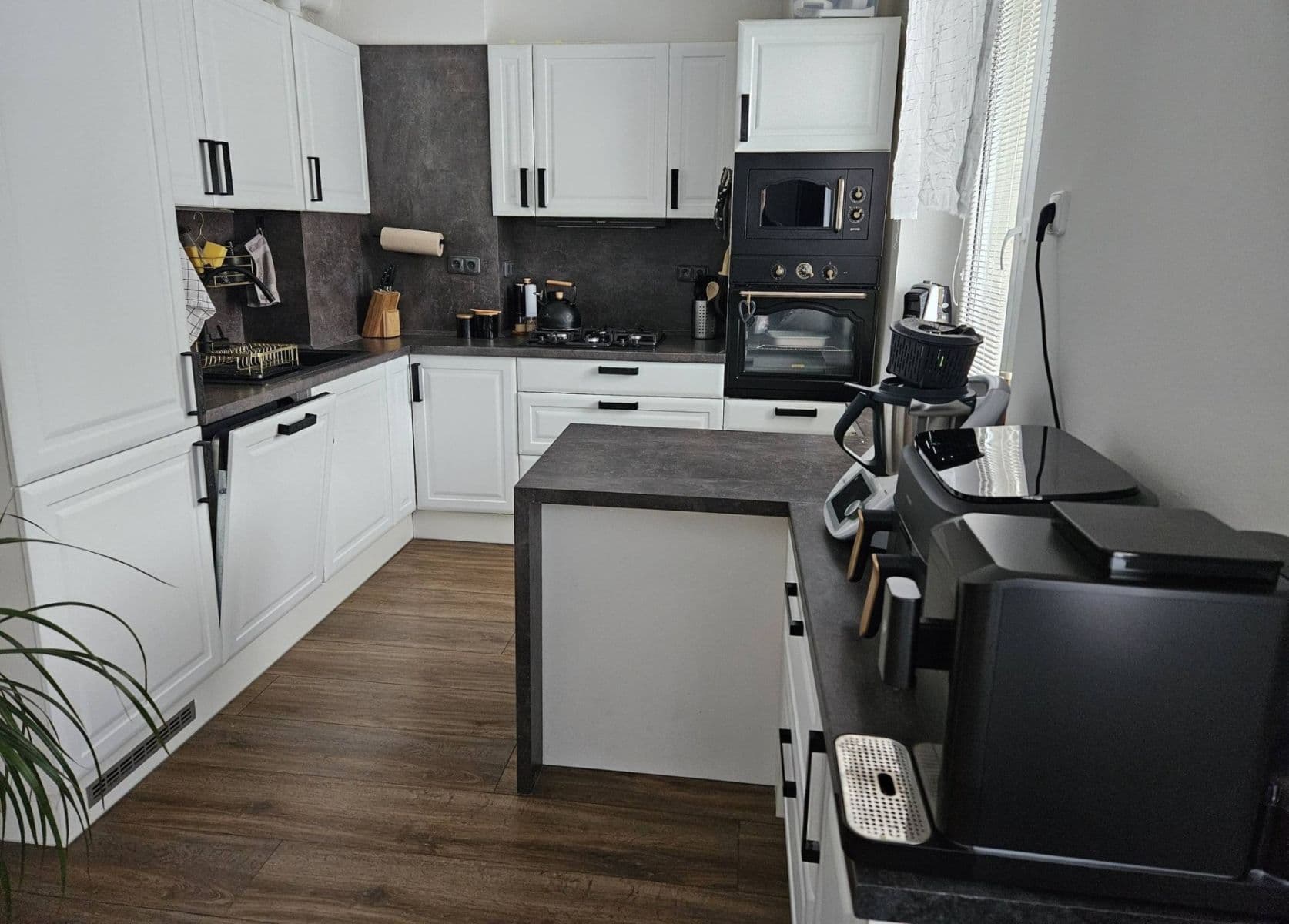 Prenájom bytu 3-izbový 73 m², Sezemická, Pardubice, Pardubický kraj Prenájom bytu 3-izbový 73 m², Sezemická, Pardubice, Pardubický kraj