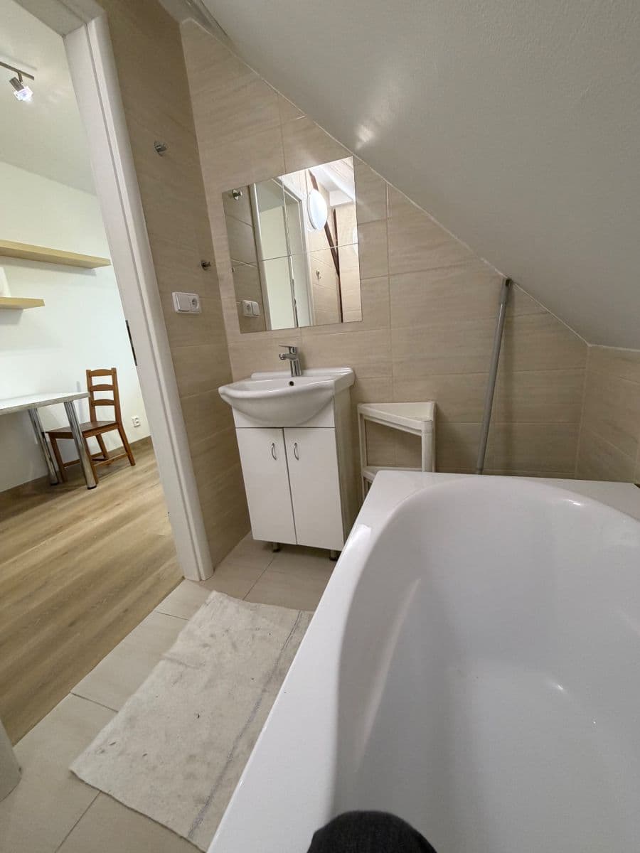 Prenájom bytu 1-izbový 36 m², Halenkovská, Praha, Praha Prenájom bytu 1-izbový 36 m², Halenkovská, Praha, Praha