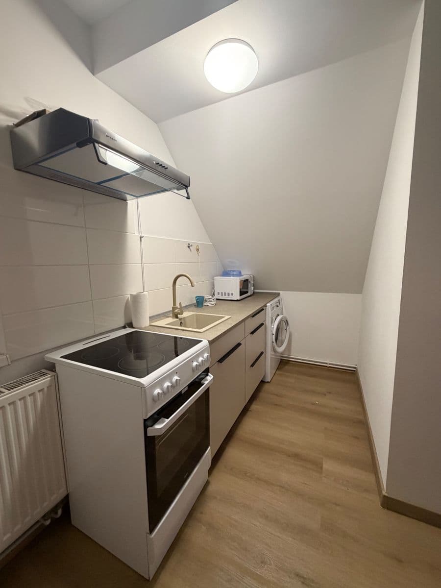Prenájom bytu 1-izbový 36 m², Halenkovská, Praha, Praha Prenájom bytu 1-izbový 36 m², Halenkovská, Praha, Praha