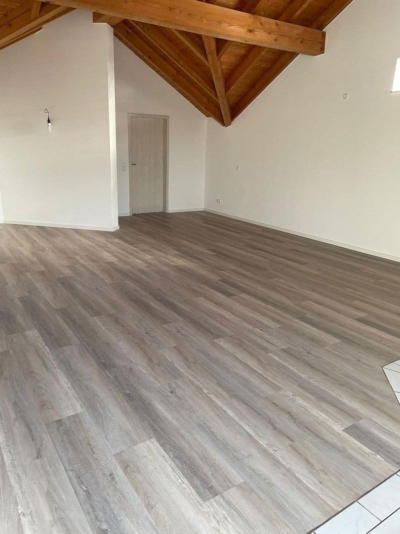 Prenájom bytu 3-izbový 120 m², Bischofsheim, Hesensko Prenájom bytu 3-izbový 120 m², Bischofsheim, Hesensko