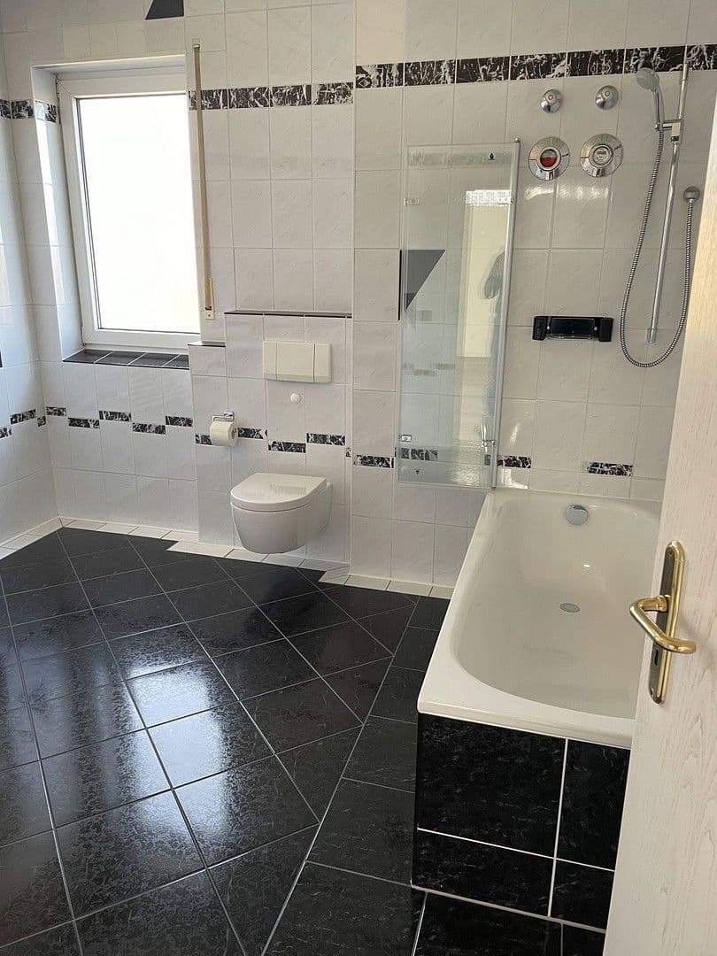 Prenájom bytu 3-izbový 120 m², Bischofsheim, Hesensko Prenájom bytu 3-izbový 120 m², Bischofsheim, Hesensko