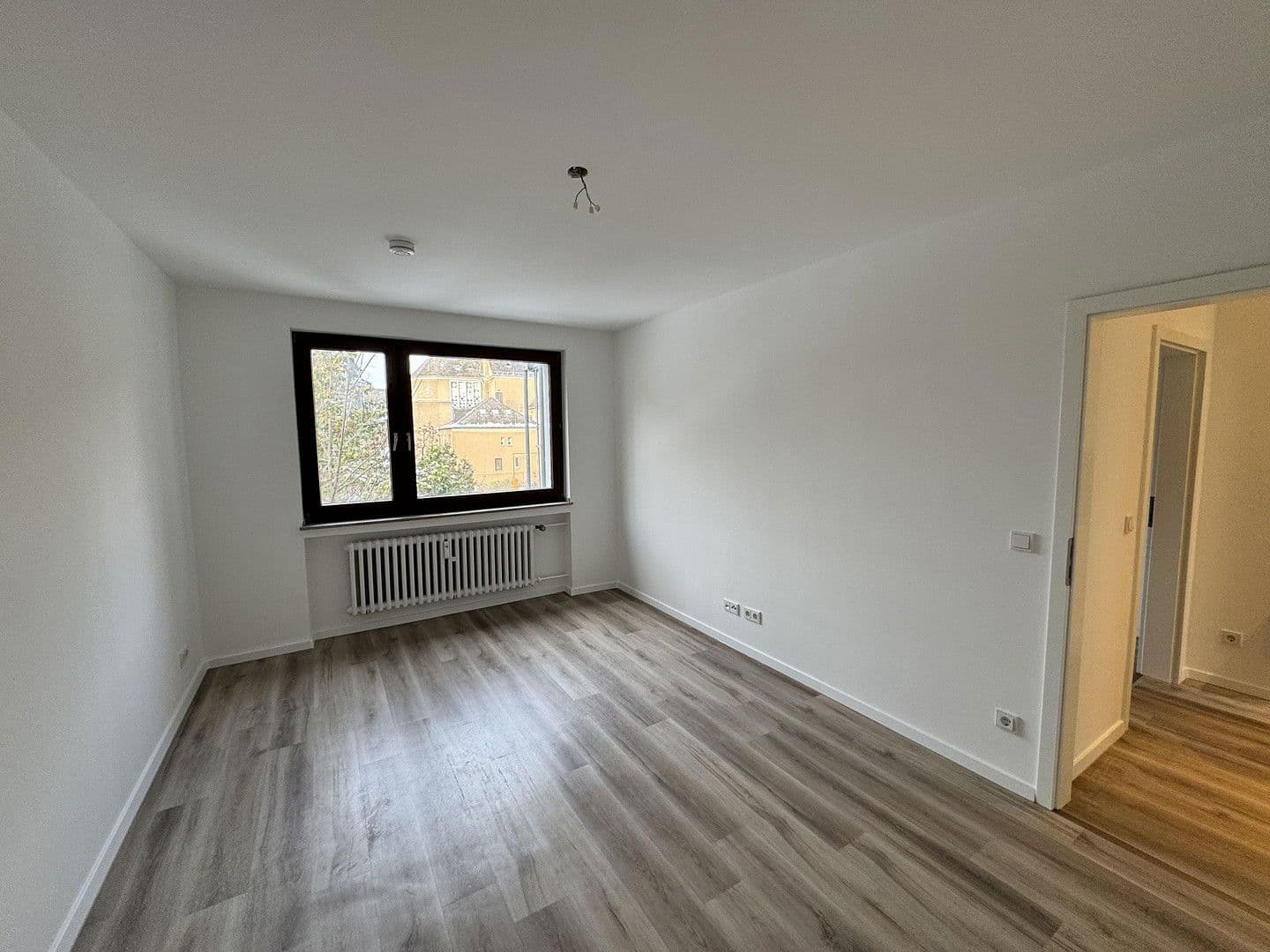 Prenájom bytu 3-izbový 77 m², Petersbergstr. 84, Köln, Severné Porýnie - Westfálsko Prenájom bytu 3-izbový 77 m², Petersbergstr. 84, Köln, Severné Porýnie - Westfálsko