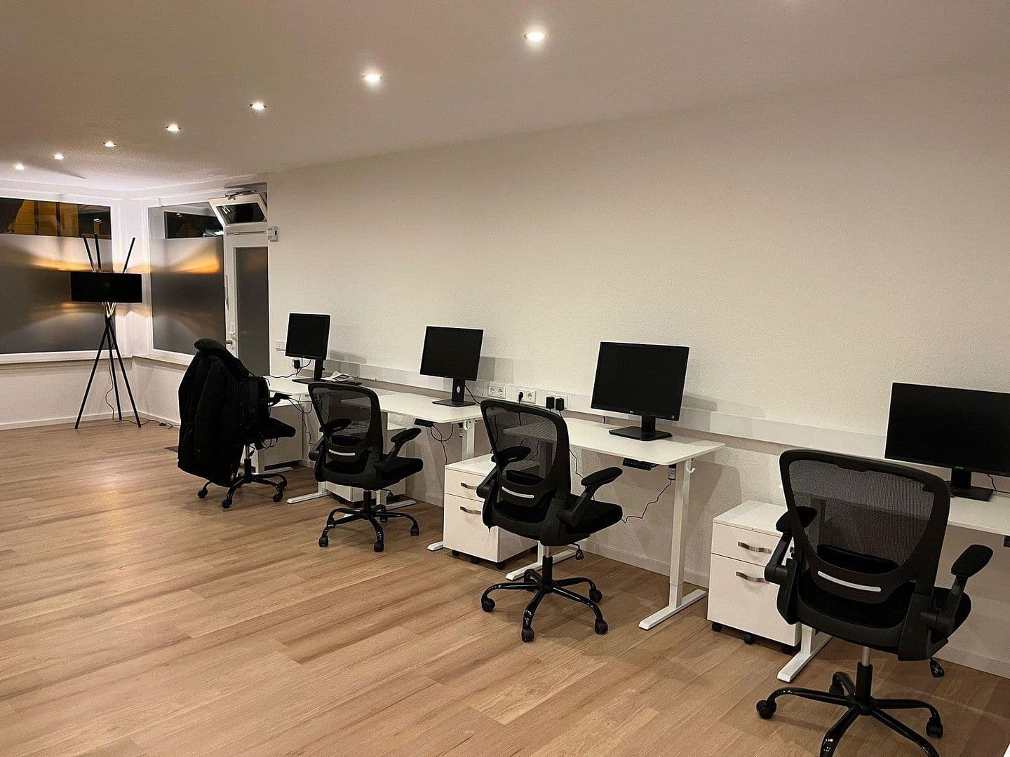 Prenájom kancelárie 89 m², Montanusstraße 17, Leverkusen, Severné Porýnie - Westfálsko Prenájom kancelárie 89 m², Montanusstraße 17, Leverkusen, Severné Porýnie - Westfálsko