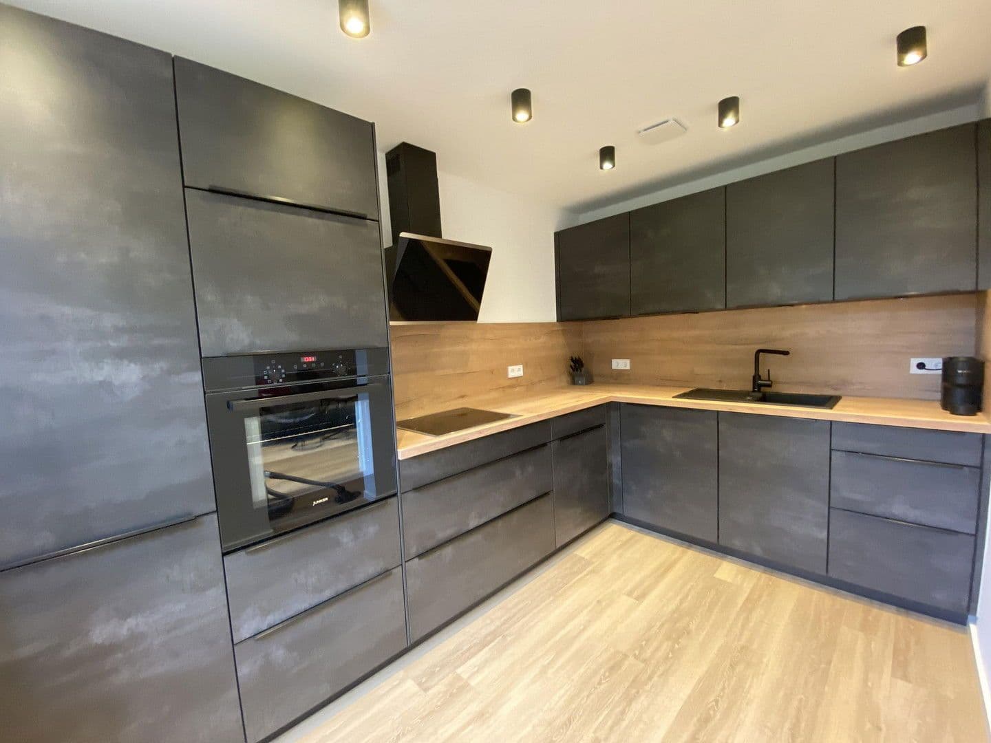 Prenájom bytu 2-izbový 50 m², München, Bavorsko Prenájom bytu 2-izbový 50 m², München, Bavorsko