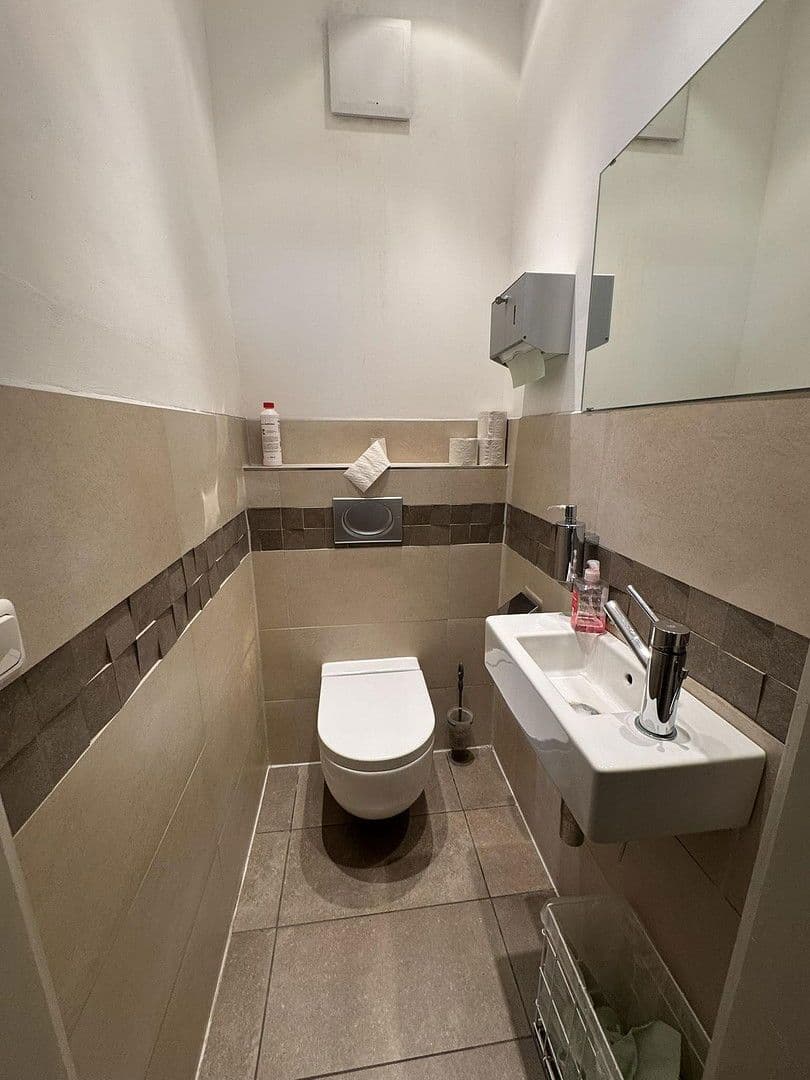 Prenájom nebytového priestoru 330 m², Putzbrunner Str. 116, Ottobrunn, Bavorsko Prenájom nebytového priestoru 330 m², Putzbrunner Str. 116, Ottobrunn, Bavorsko