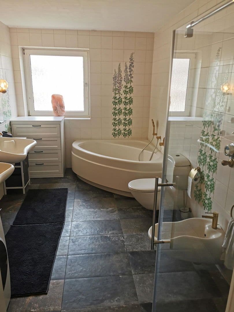 Predaj domu 350 m², pozemek 500 m², Garbsen, Dolné Sasko Predaj domu 350 m², pozemek 500 m², Garbsen, Dolné Sasko