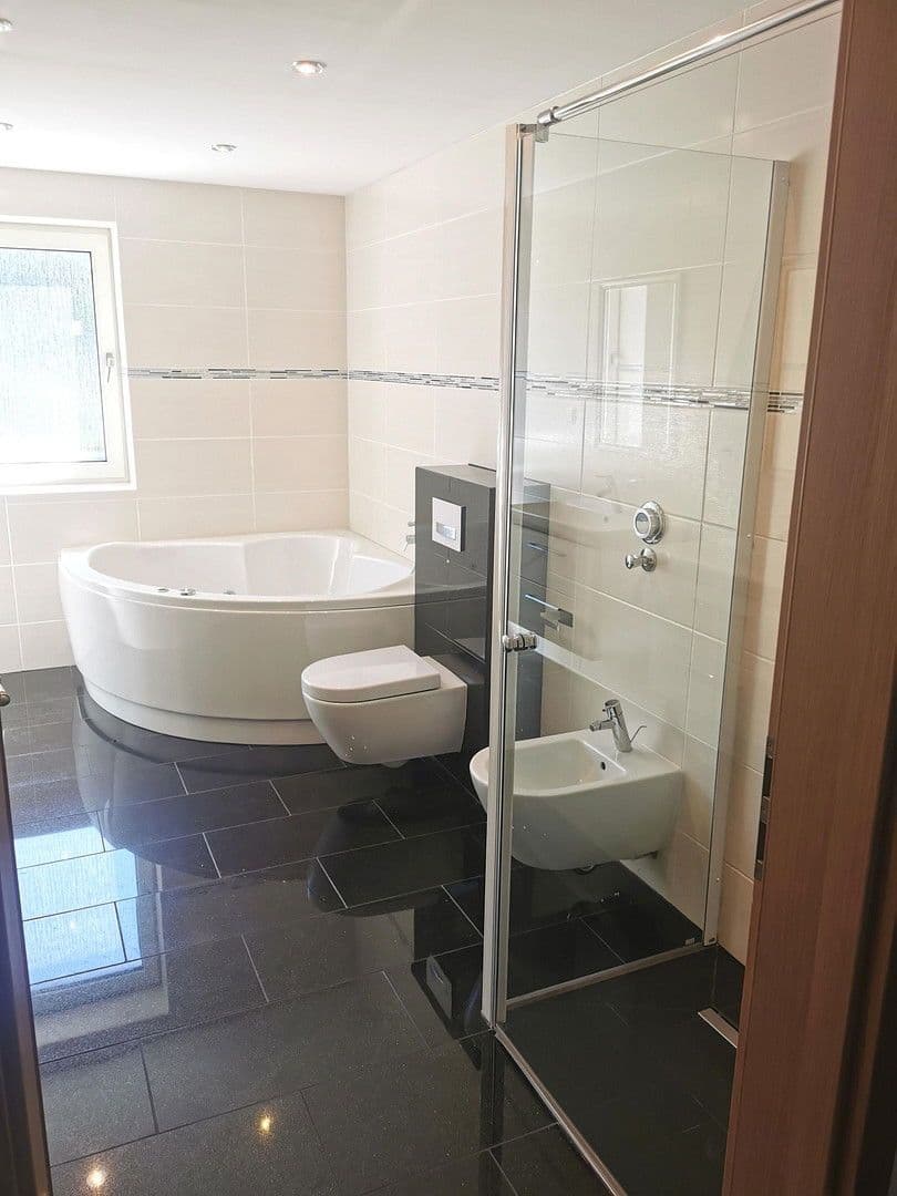 Predaj domu 350 m², pozemek 500 m², Garbsen, Dolné Sasko Predaj domu 350 m², pozemek 500 m², Garbsen, Dolné Sasko