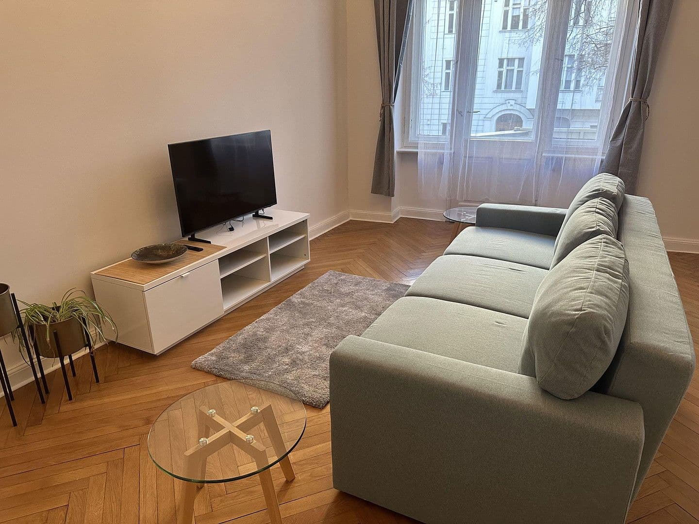 Prenájom bytu 3-izbový 93 m², Sophie-Charlotten-Str. 49, Berlin, Berlín Prenájom bytu 3-izbový 93 m², Sophie-Charlotten-Str. 49, Berlin, Berlín