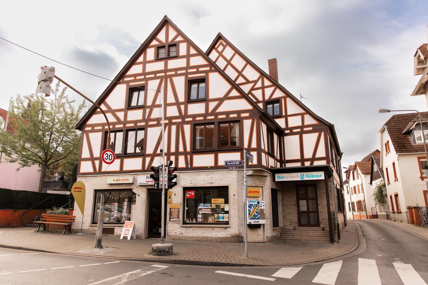 Predaj domu 386 m², pozemek 208 m², Röhrborngasse 1, Bergen-Enkheim, Hesensko Predaj domu 386 m², pozemek 208 m², Röhrborngasse 1, Bergen-Enkheim, Hesensko