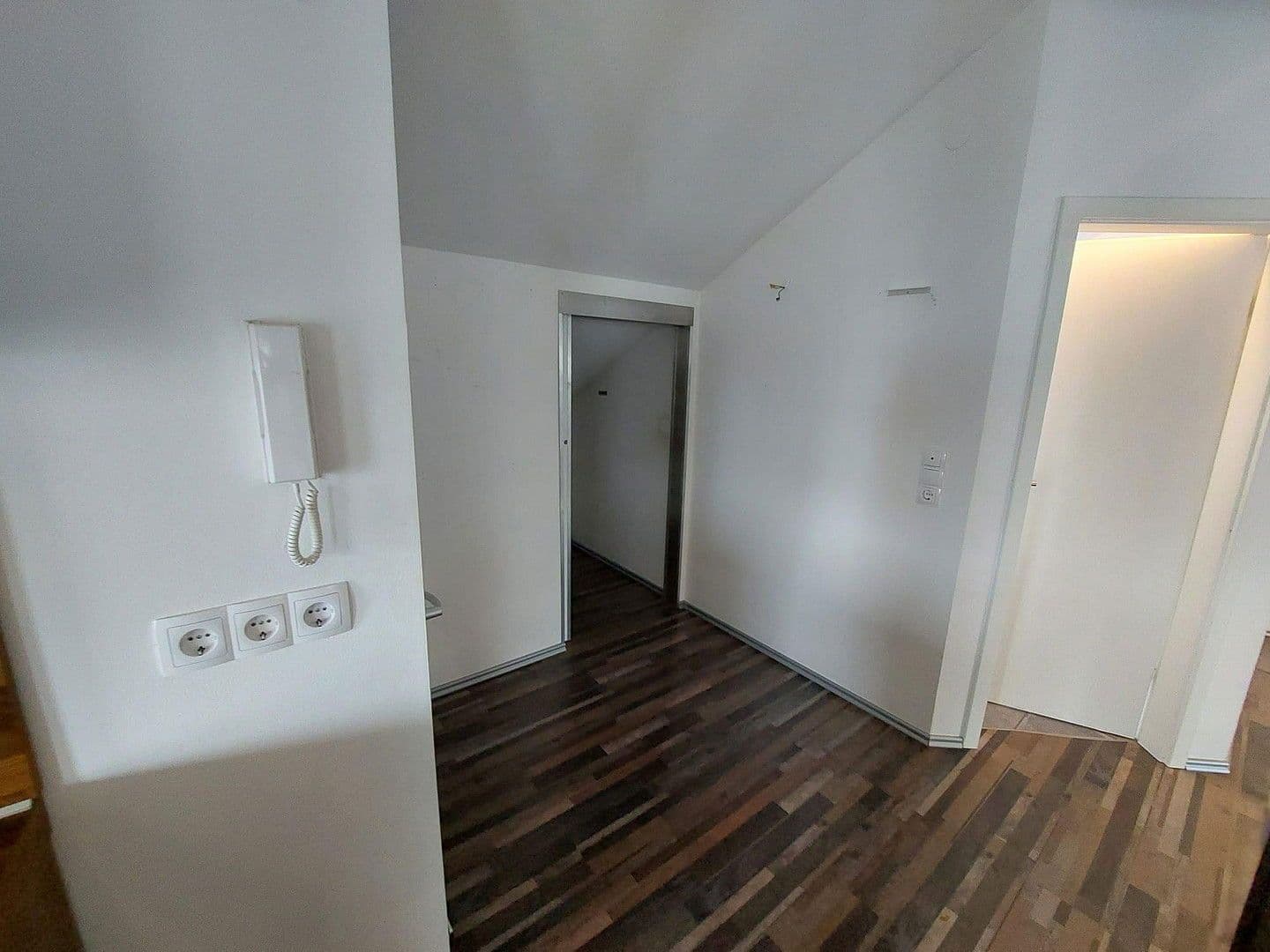 Prenájom bytu 3-izbový 110 m², Neckarbischofsheim, Bádensko-Wurttembersko Prenájom bytu 3-izbový 110 m², Neckarbischofsheim, Bádensko-Wurttembersko