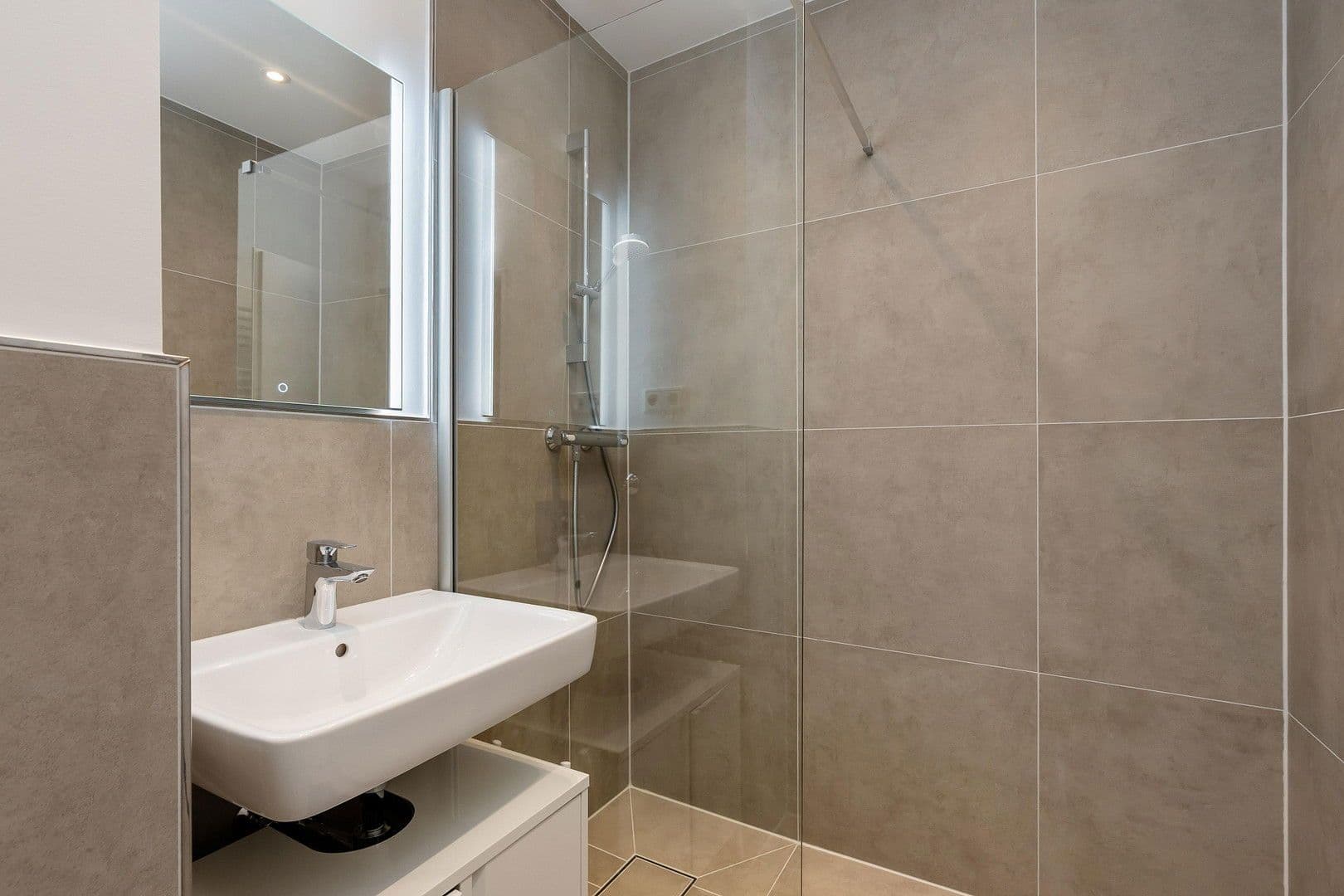 Prenájom bytu 62 m², Spichernstraße 60, Düsseldorf, Severné Porýnie - Westfálsko Prenájom bytu 62 m², Spichernstraße 60, Düsseldorf, Severné Porýnie - Westfálsko