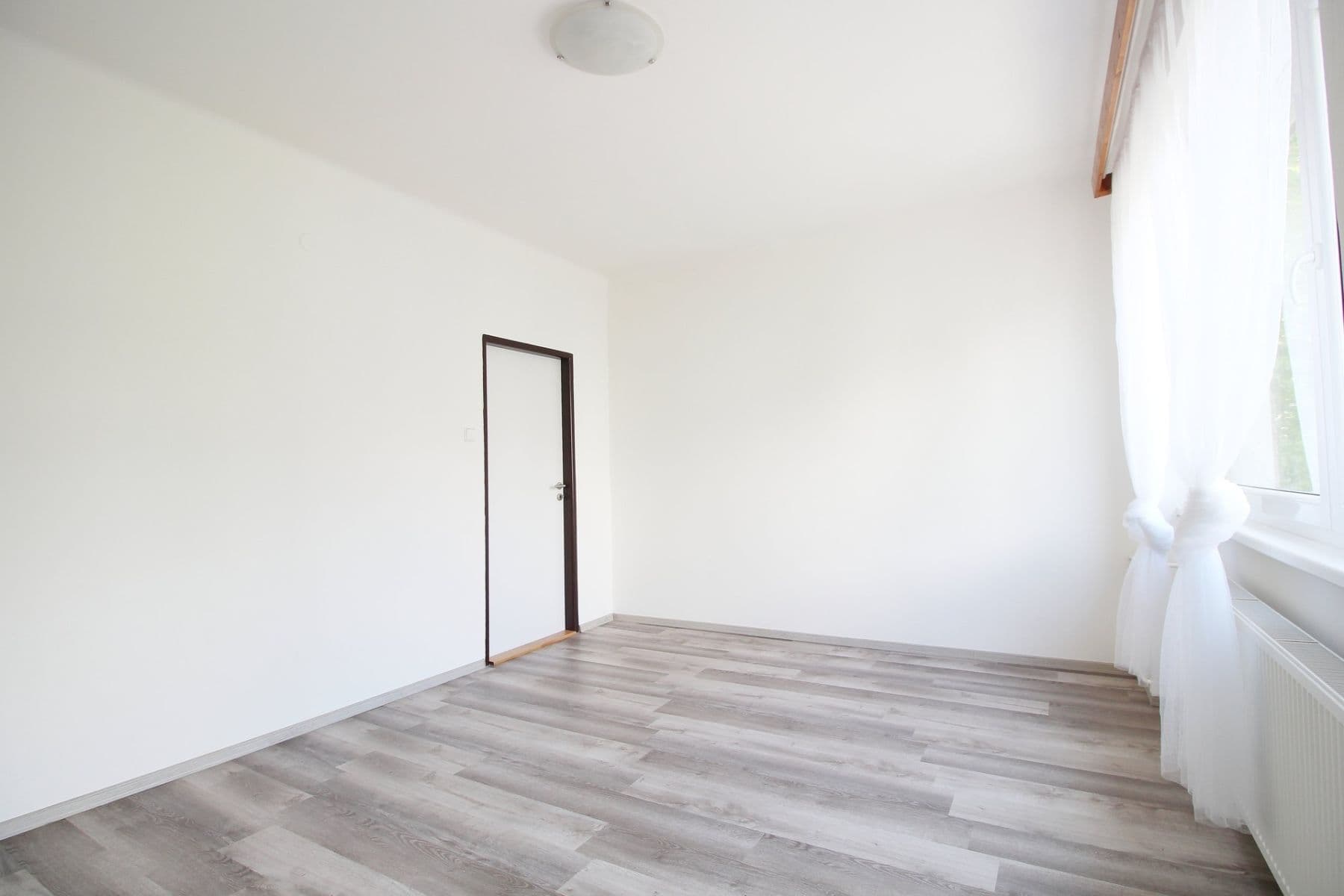 Prenájom bytu 4-izbový 85 m², Studentská, Poděbrady, Středočeský kraj Prenájom bytu 4-izbový 85 m², Studentská, Poděbrady, Středočeský kraj