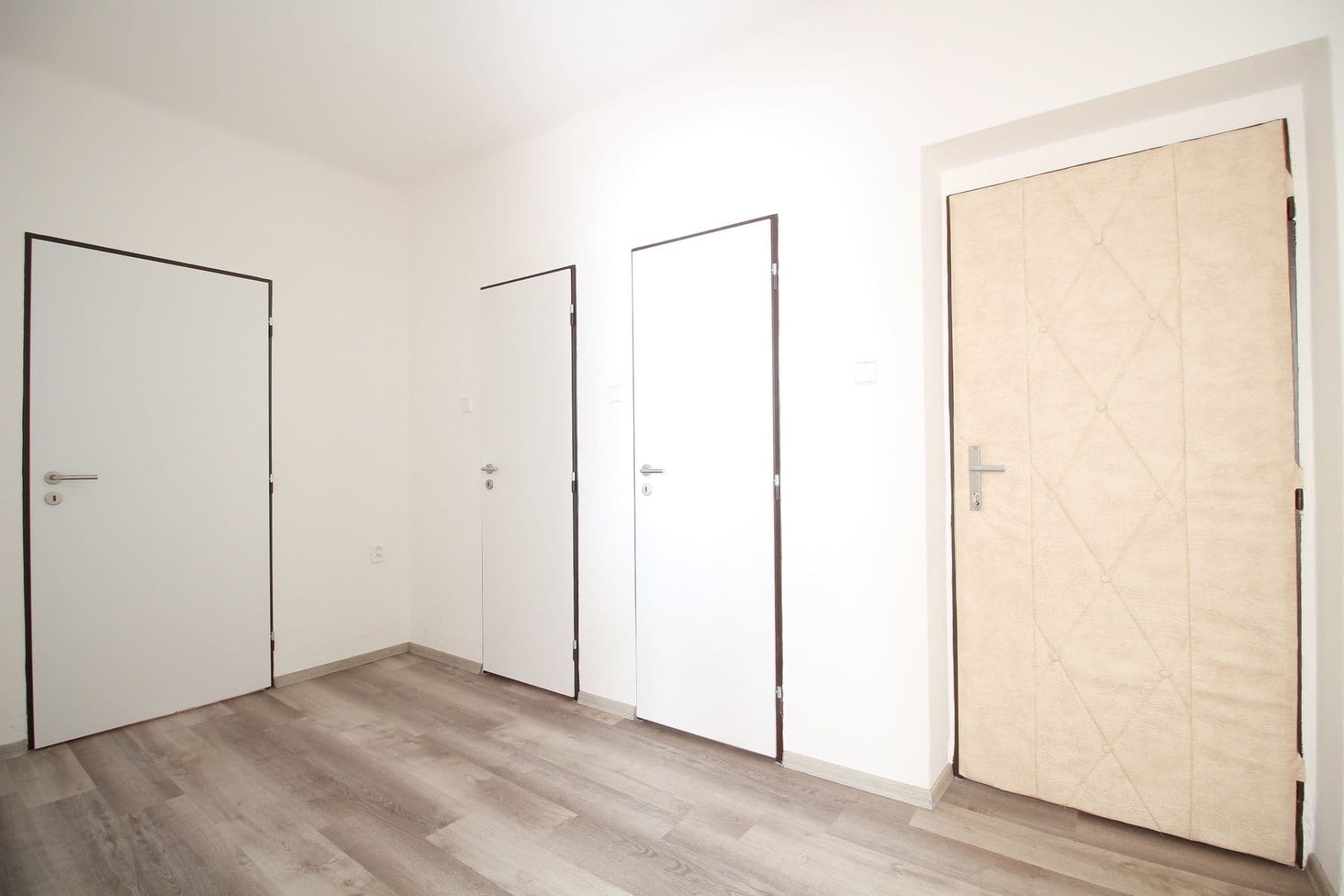 Prenájom bytu 4-izbový 85 m², Studentská, Poděbrady, Středočeský kraj Prenájom bytu 4-izbový 85 m², Studentská, Poděbrady, Středočeský kraj