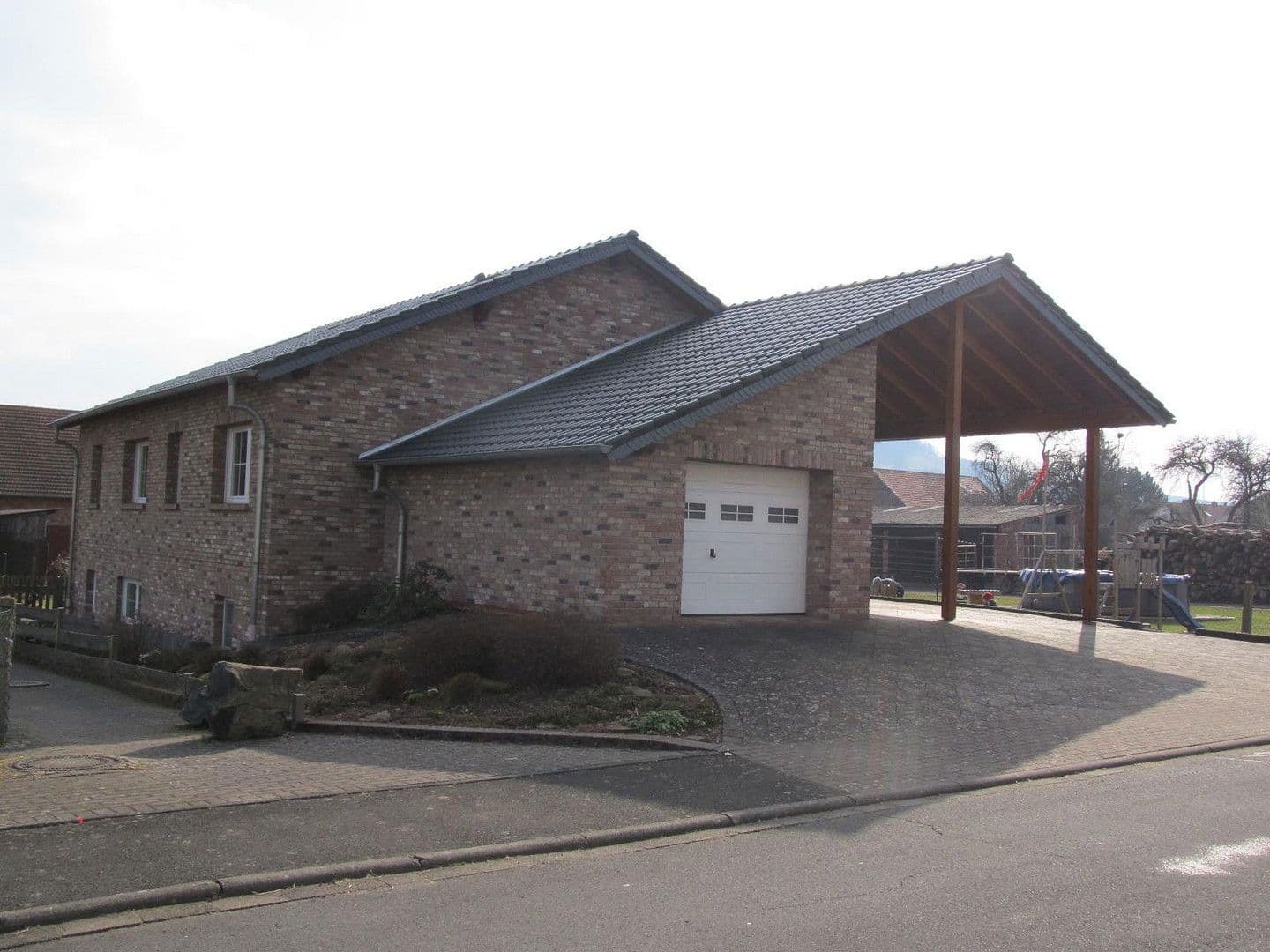 Predaj domu 210 m², pozemek 694 m², Hohenroda, Hesensko Predaj domu 210 m², pozemek 694 m², Hohenroda, Hesensko