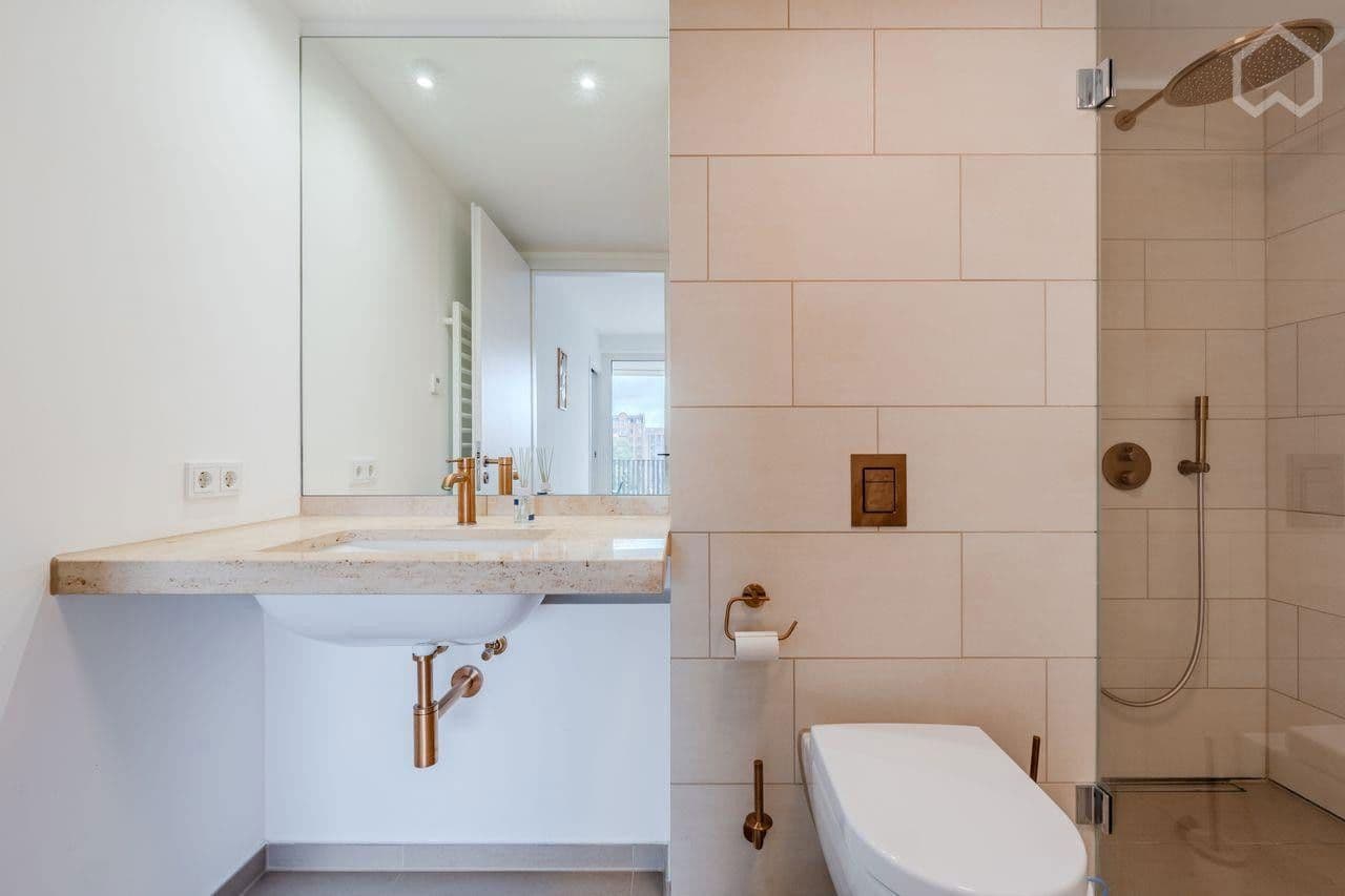 Prenájom bytu 2-izbový 60 m², Muelenstrasse, Berlin, Berlín Prenájom bytu 2-izbový 60 m², Muelenstrasse, Berlin, Berlín