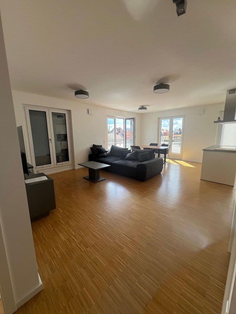 Prenájom bytu 2-izbový 80 m², Frankfurt am Main, Hesensko Prenájom bytu 2-izbový 80 m², Frankfurt am Main, Hesensko