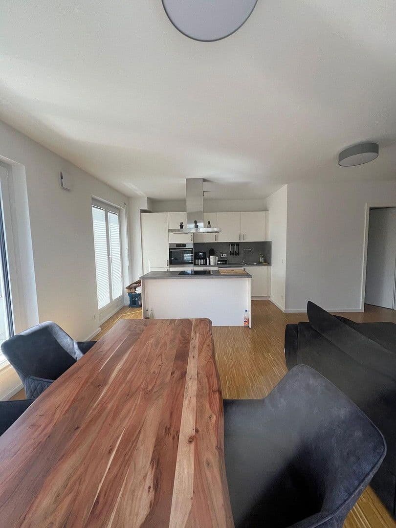 Prenájom bytu 2-izbový 80 m², Frankfurt am Main, Hesensko Prenájom bytu 2-izbový 80 m², Frankfurt am Main, Hesensko