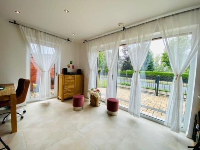 Predaj domu 291 m², pozemek 818 m², Kurt-Tucholsky-Straße 41, Hohen Neuendorf, Brandenbursko Predaj domu 291 m², pozemek 818 m², Kurt-Tucholsky-Straße 41, Hohen Neuendorf, Brandenbursko