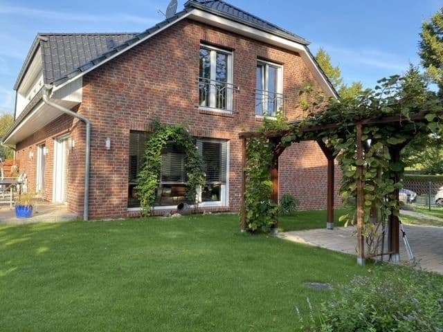 Predaj domu 291 m², pozemek 818 m², Kurt-Tucholsky-Straße 41, Hohen Neuendorf, Brandenbursko Predaj domu 291 m², pozemek 818 m², Kurt-Tucholsky-Straße 41, Hohen Neuendorf, Brandenbursko