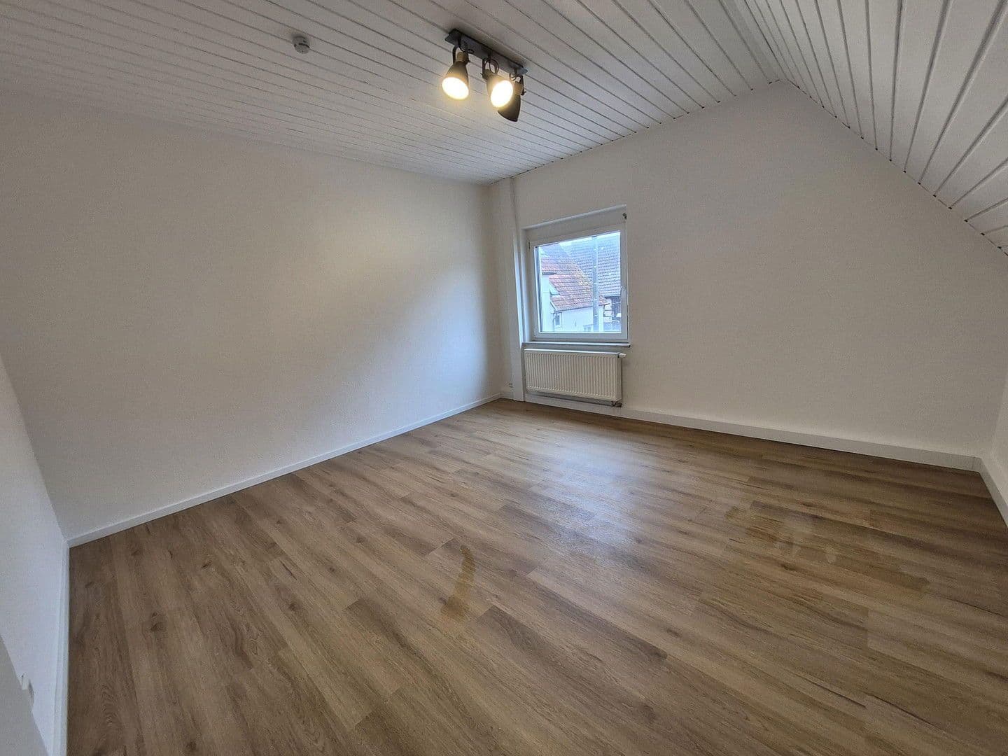 Prenájom bytu 5-izbový 137 m², Schönaich, Bádensko-Wurttembersko Prenájom bytu 5-izbový 137 m², Schönaich, Bádensko-Wurttembersko